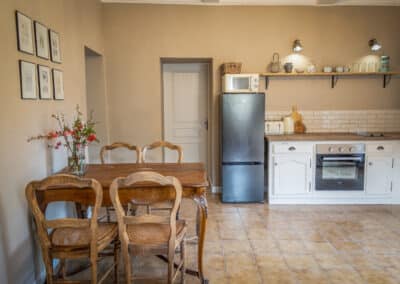 Gite le Figuier living room and kitchen